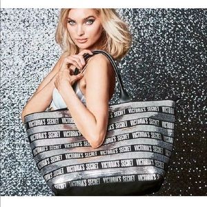 BRAND NEW 🖤✨VS Tote AND wristlet ✨🖤make offer